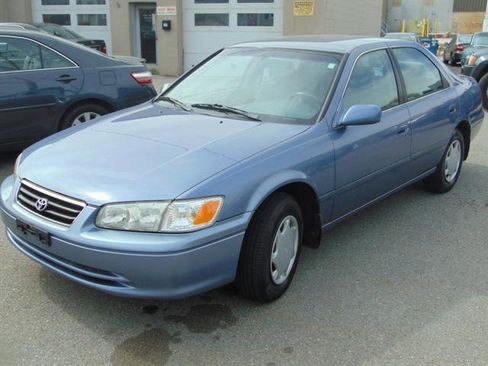 Used 2000 Toyota Camry LE FWD image 1