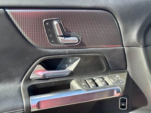 Used 2021 Mercedes-Benz GLB 250 4MATIC image 22