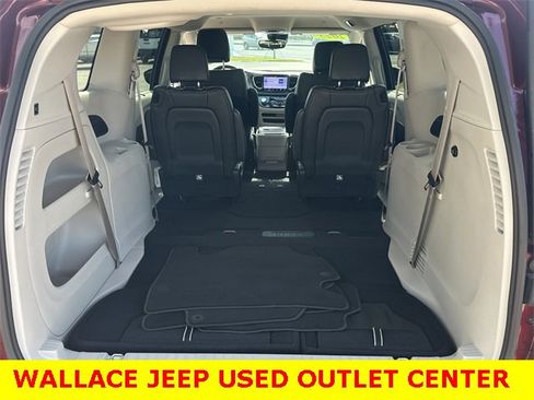 Certified 2023 Chrysler Pacifica Touring-L image 10