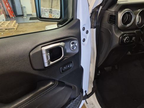 Used 2023 Jeep Gladiator Overland AWD/4WD image 12