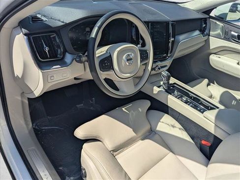 Used 2019 Volvo XC60 T5 Momentum w/ Multimedia Package FWD image 10