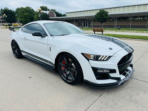 Used 2021 Ford Mustang Shelby GT500 w/ Carbon Fiber Track Pack RWD image 1