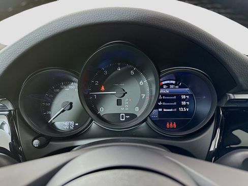 Certified 2025 Porsche Macan image 13