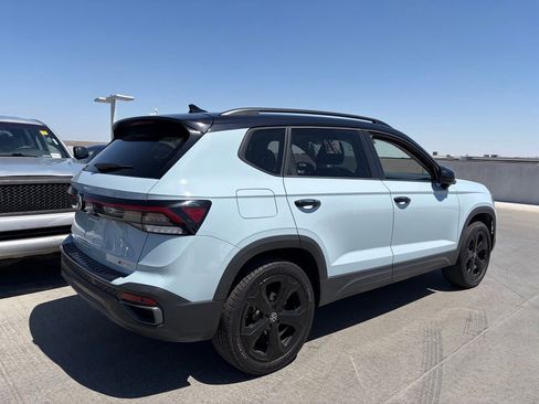 Used 2025 Volkswagen Taos SE AWD/4WD image 2
