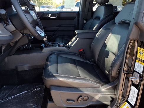 New 2025 Ford Bronco Outer Banks w/ Black Appearance Package image 18