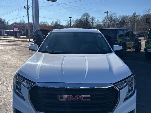 Used 2024 GMC Terrain SLE image 2
