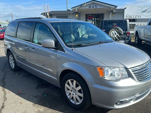 Used 2016 Chrysler Town & Country Touring FWD image 6