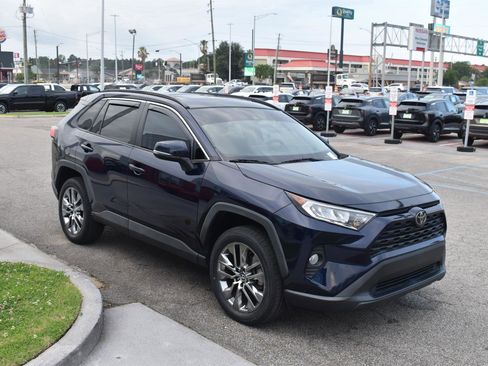 Used 2020 Toyota RAV4 XLE Premium FWD image 16