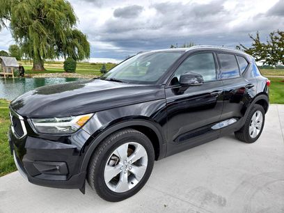 Used 2021 Volvo XC40 T4 Momentum