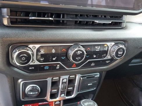 Used 2024 Jeep Wrangler Unlimited AWD/4WD image 23