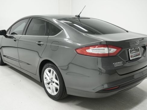 Used 2016 Ford Fusion SE FWD image 6