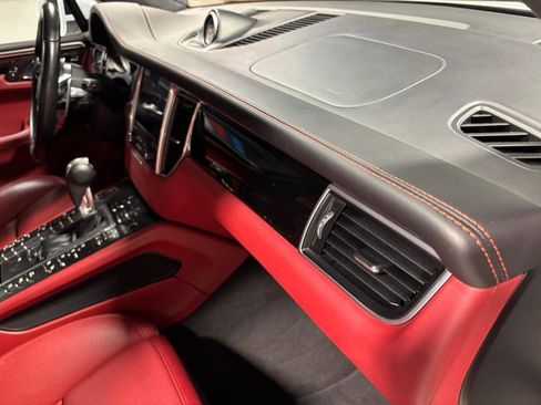 Used 2017 Porsche Macan Turbo image 20
