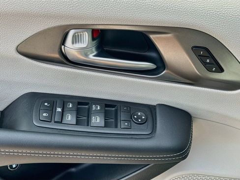 Used 2024 Chrysler Pacifica Limited FWD image 16