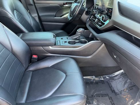 Used 2021 Toyota Highlander XLE FWD image 12