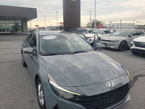 Used 2021 Hyundai Elantra SE FWD image 12