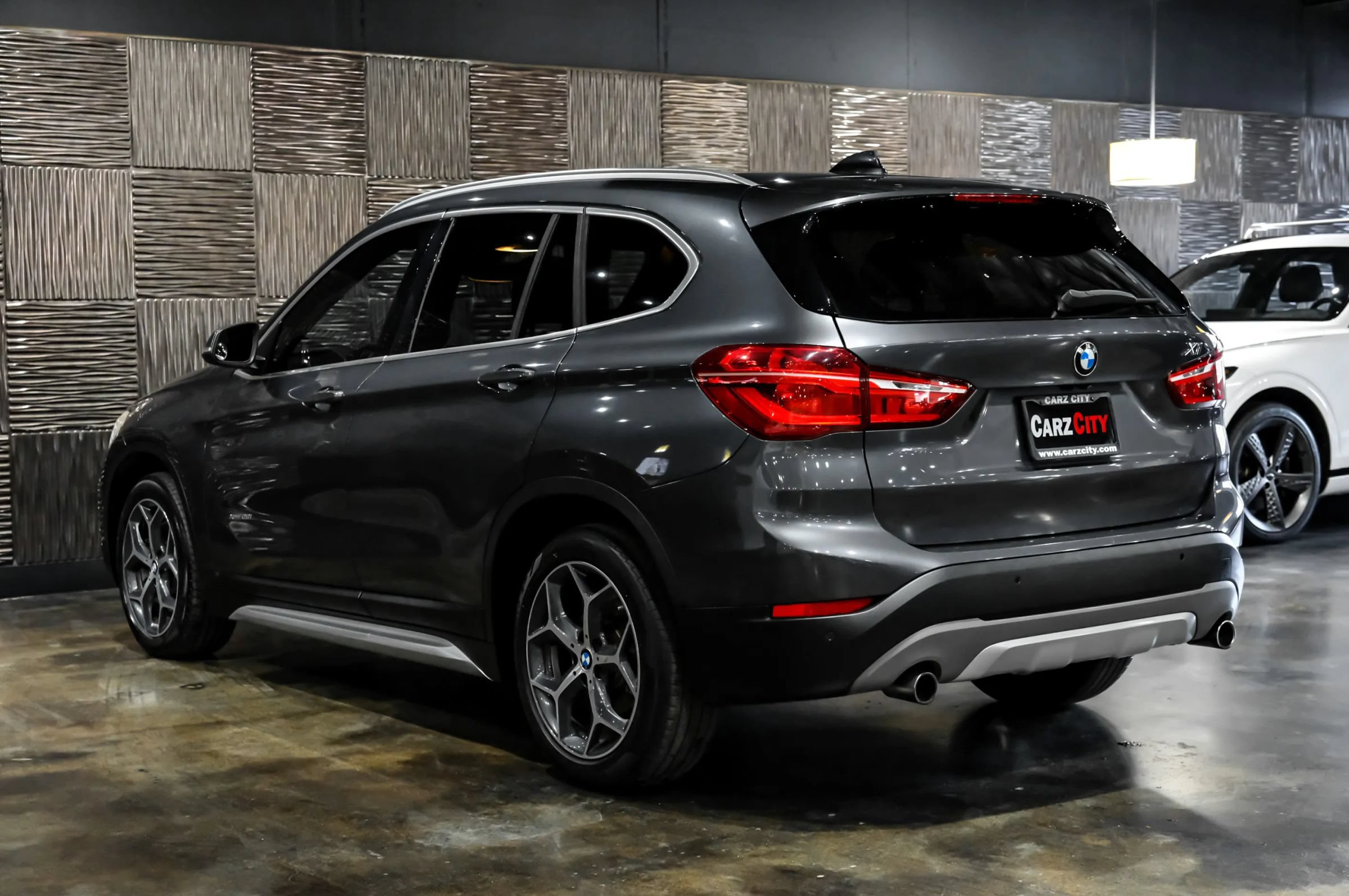 Used 2017 BMW X1 xDrive28i AWD/4WD image 12