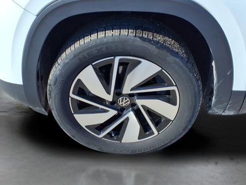 Used 2024 Volkswagen Atlas SE image 11