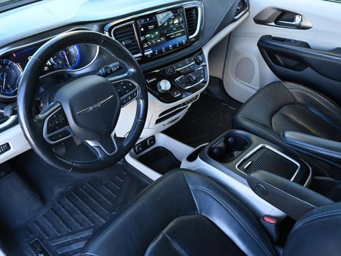 Used 2021 Chrysler Pacifica Touring-L image 11