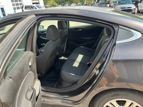 Used 2017 Chevrolet Cruze LT FWD image 10