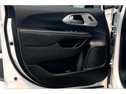 Certified 2025 Chrysler Pacifica Limited FWD image 32
