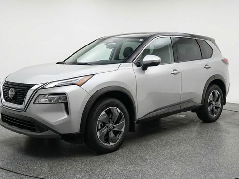 Used 2025 Nissan Rogue SV image 3