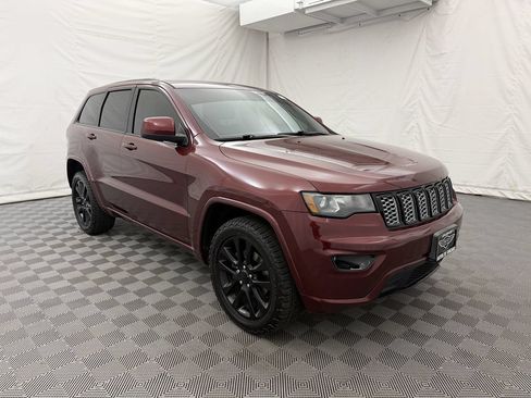 Used 2017 Jeep Grand Cherokee Altitude AWD/4WD image 4