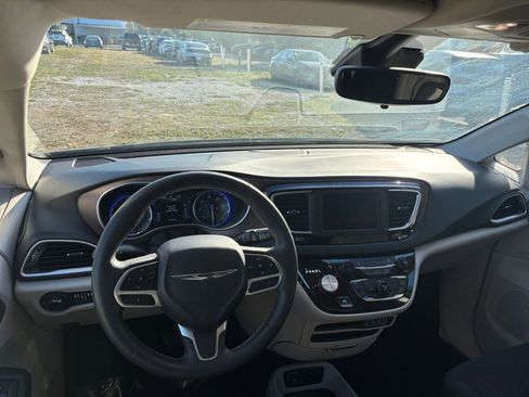 Used 2023 Chrysler Voyager LX image 35