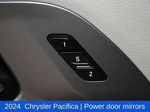 Used 2024 Chrysler Pacifica Touring-L image 23
