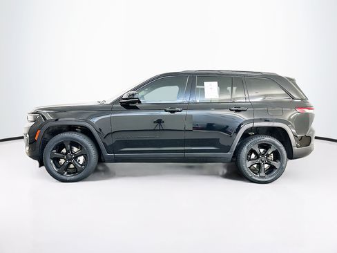 Used 2023 Jeep Grand Cherokee Limited w/ Black Appearance Package AWD/4WD image 4