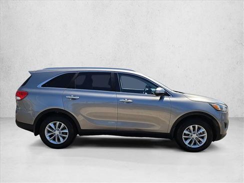 Used 2018 Kia Sorento FWD image 4