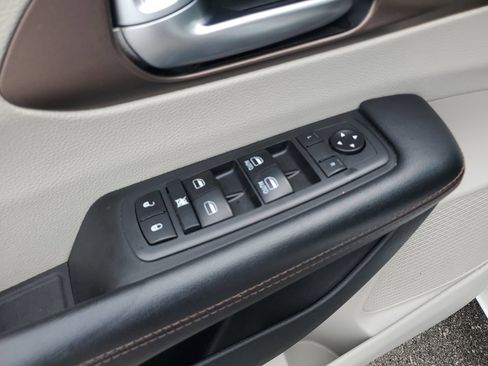 Used 2019 Chrysler Pacifica Touring-L FWD image 19