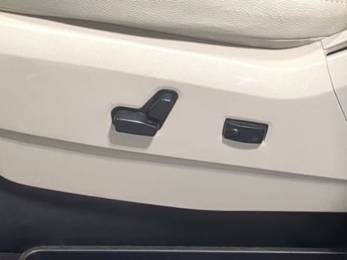 Used 2016 Chrysler Town & Country Touring w/ Driver Convenience Group FWD image 21
