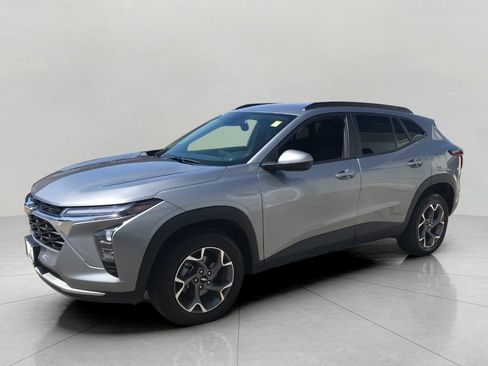 Used 2025 Chevrolet Trax LT FWD image 37