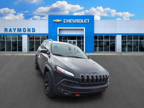 Used 2016 Jeep Cherokee Trailhawk w/ Comfort/Convenience Group AWD/4WD image 9