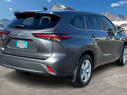 Used 2024 Toyota Highlander LE image 2