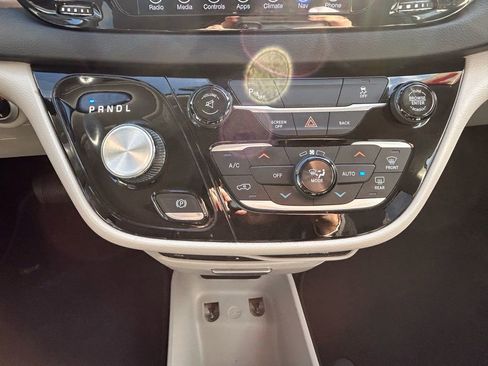 Used 2017 Chrysler Pacifica Touring-L Plus w/ Uconnect Theatre Group image 18