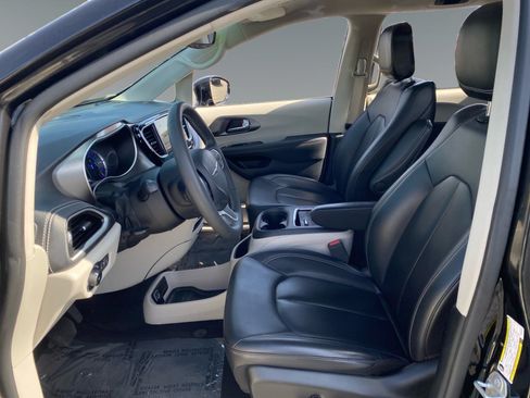 Used 2024 Chrysler Pacifica Limited FWD image 9