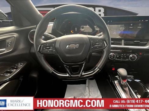 Used 2025 Chevrolet Trax RS w/ Sunroof Package FWD image 8