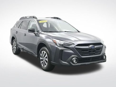 Used 2025 Subaru Outback Premium AWD/4WD image 3