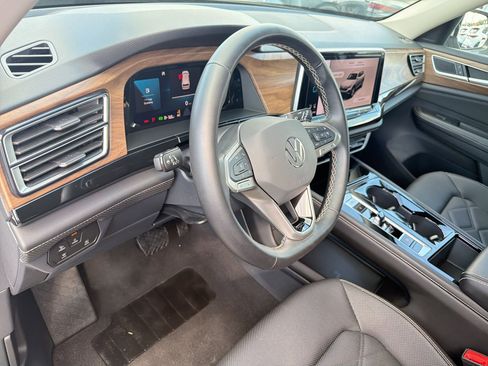 Used 2025 Volkswagen Atlas SE image 4