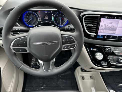 Used 2024 Chrysler Pacifica Touring-L image 14