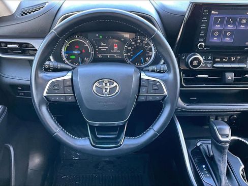 Certified 2021 Toyota Highlander XLE image 6