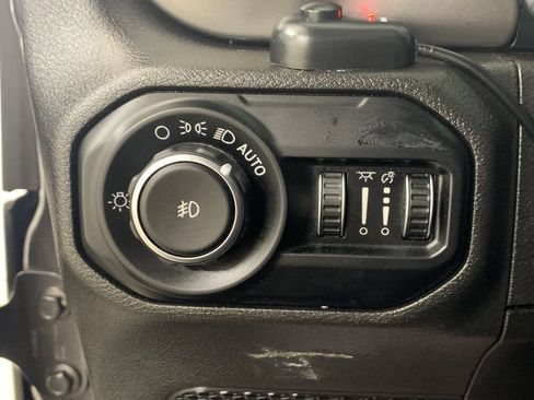 Used 2019 Jeep Wrangler Unlimited Sahara w/ Cold Weather Group AWD/4WD image 14