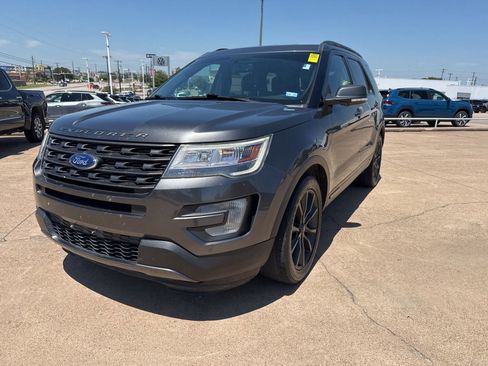Used 2017 Ford Explorer XLT w/ Equipment Group 202A FWD image 3