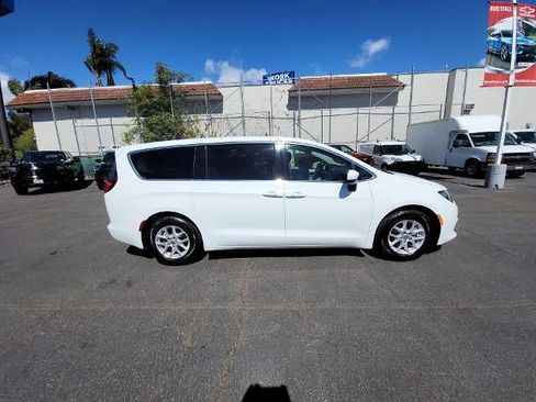 Used 2022 Chrysler Voyager LX FWD image 9