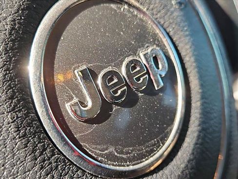 Used 2018 Jeep Wrangler Sahara w/ Connectivity Group AWD/4WD image 26