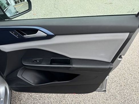 Certified 2022 Volkswagen Taos SE image 33