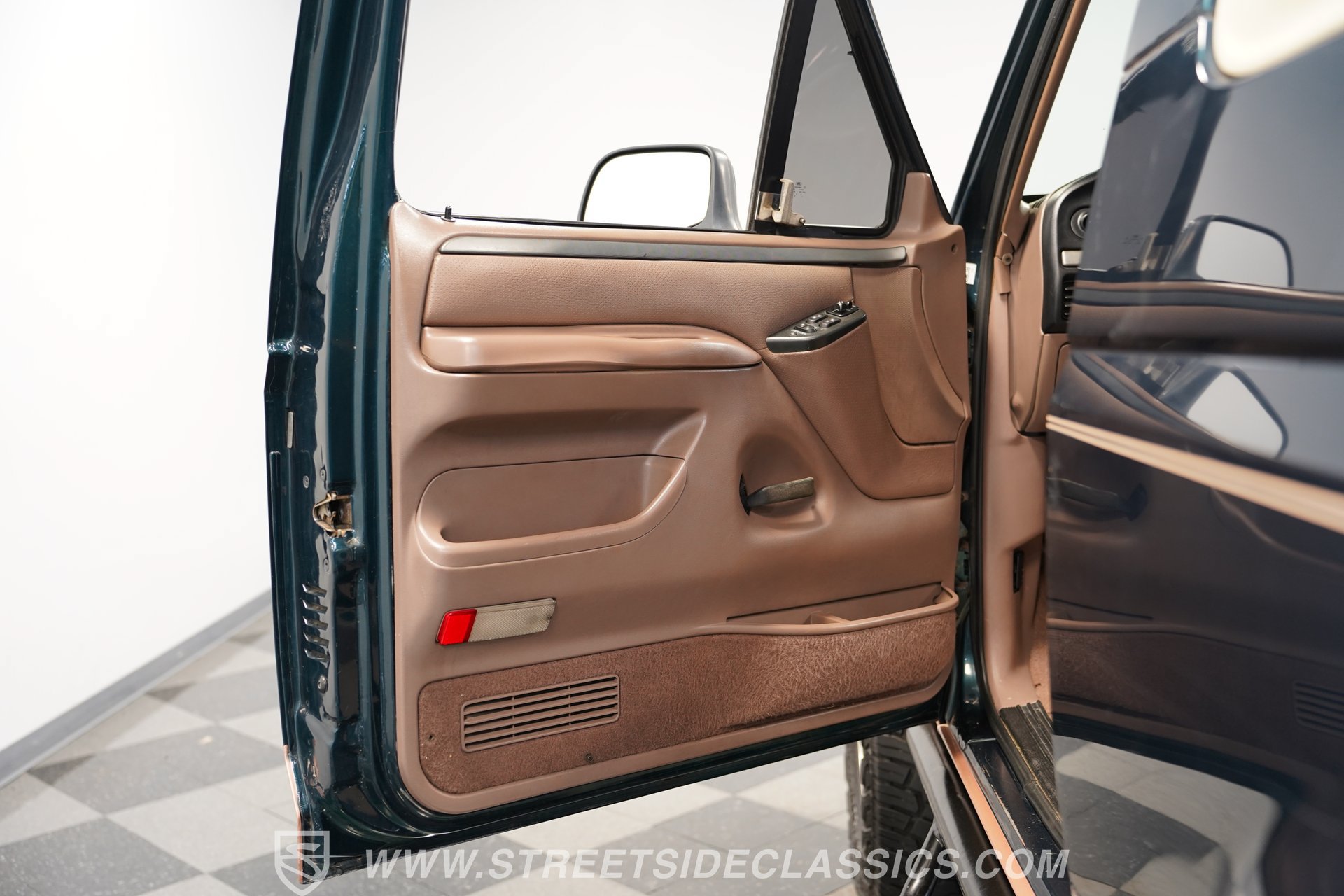 Used 1995 Ford Bronco Eddie Bauer AWD/4WD image 38