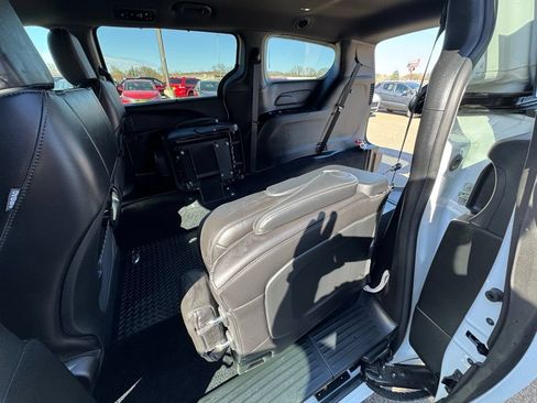 Used 2026 Chrysler Pacifica Select FWD image 16
