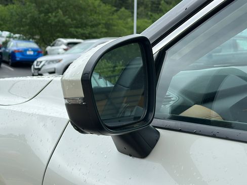 Used 2022 Nissan Rogue Platinum w/ Head-Up Display Package image 11